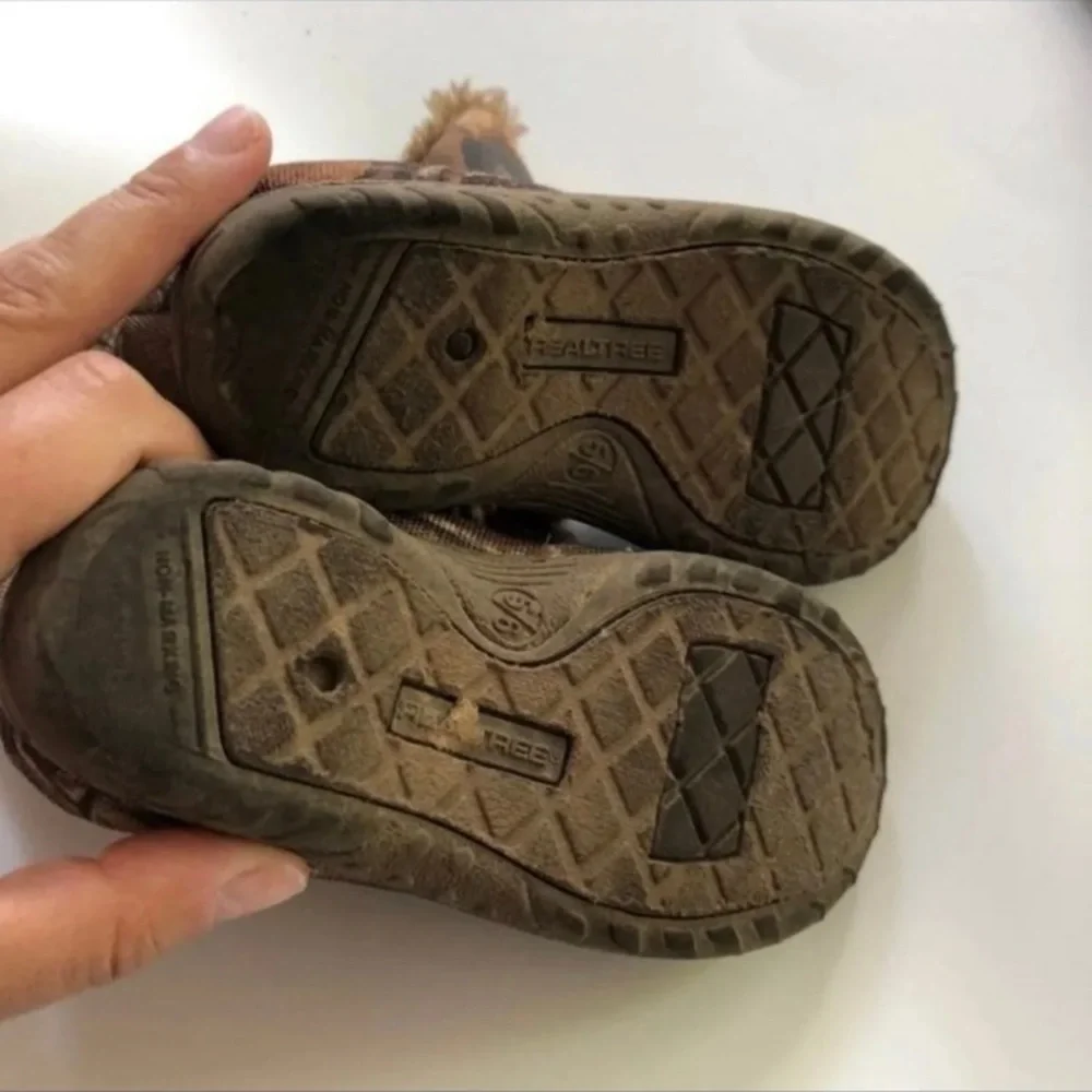 Realtree camouflage kids size small ( 5/6) boots